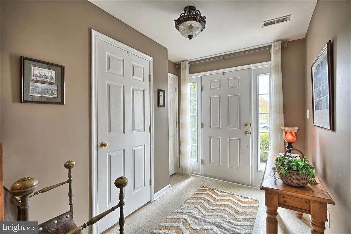 3 bed, 1.5 bath, 1396 sqft, $2,595 — Photo 3