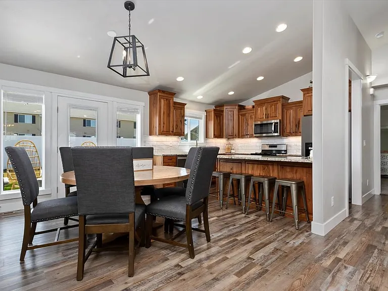 282 Joellen Dr — Photo 2
