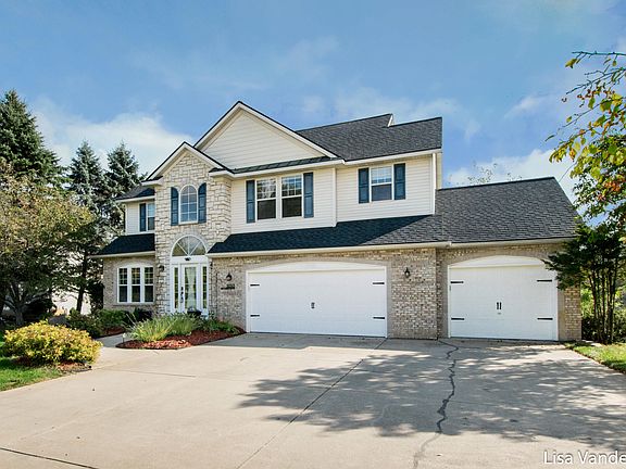 4th image of 3050 Sir Charles Dr NE