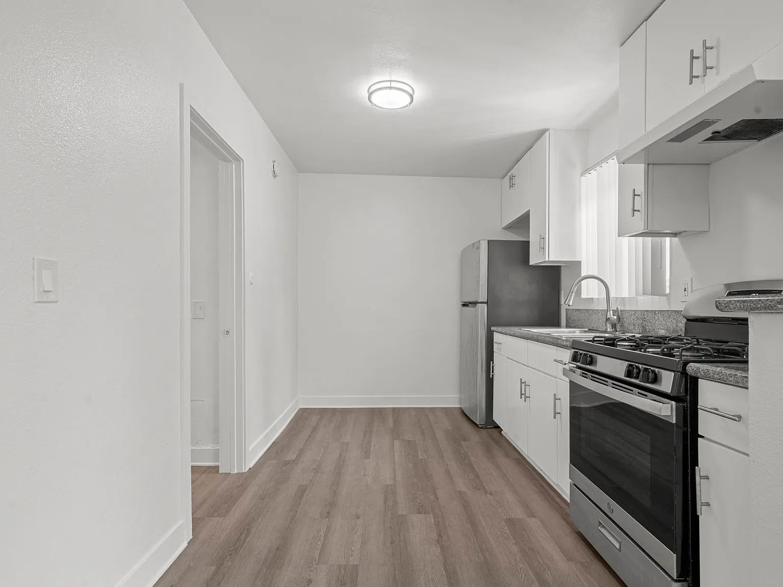 15125 Saticoy St — Photo 3