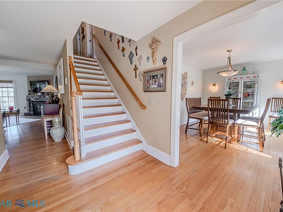 3rd image of 749 Blue Barn Rd