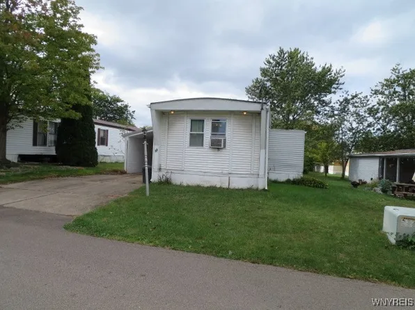 33 S Roxbury Dr, Hamburg, NY 14075