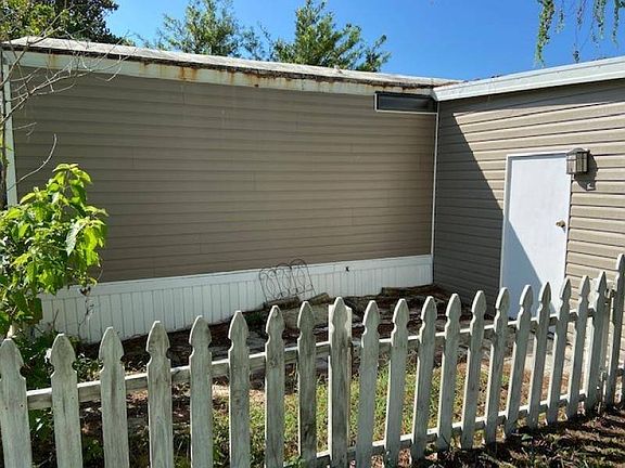 3rd image of 404 Poinsianna Dr