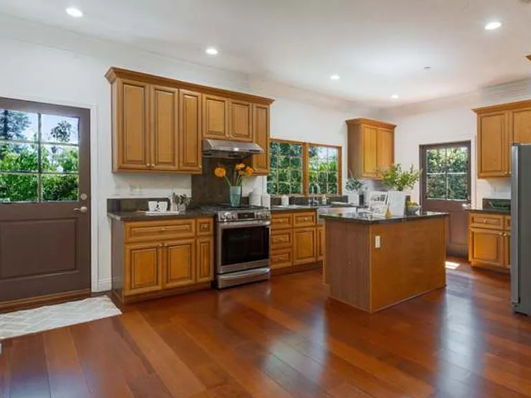1050 Roxbury Rd — Photo 12
