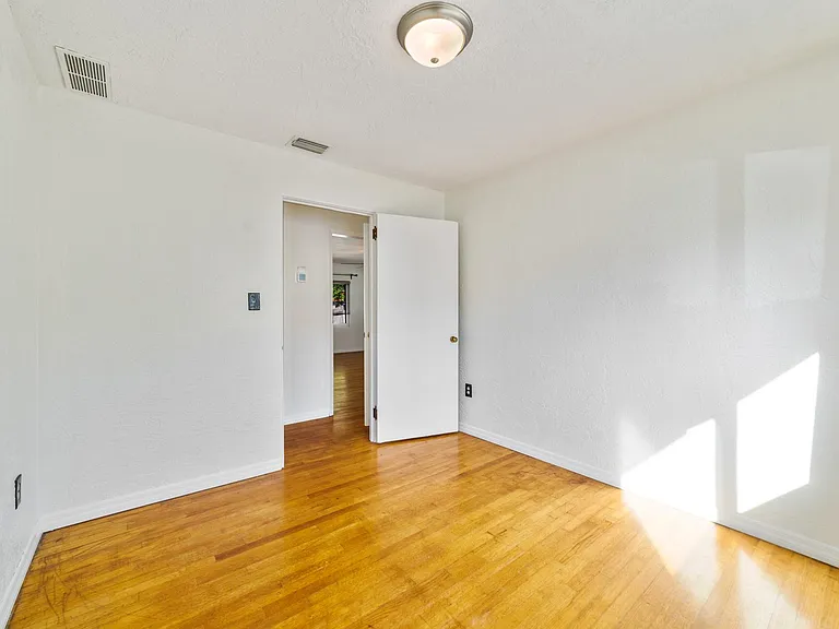 1652 Berkshire Ave — Photo 20