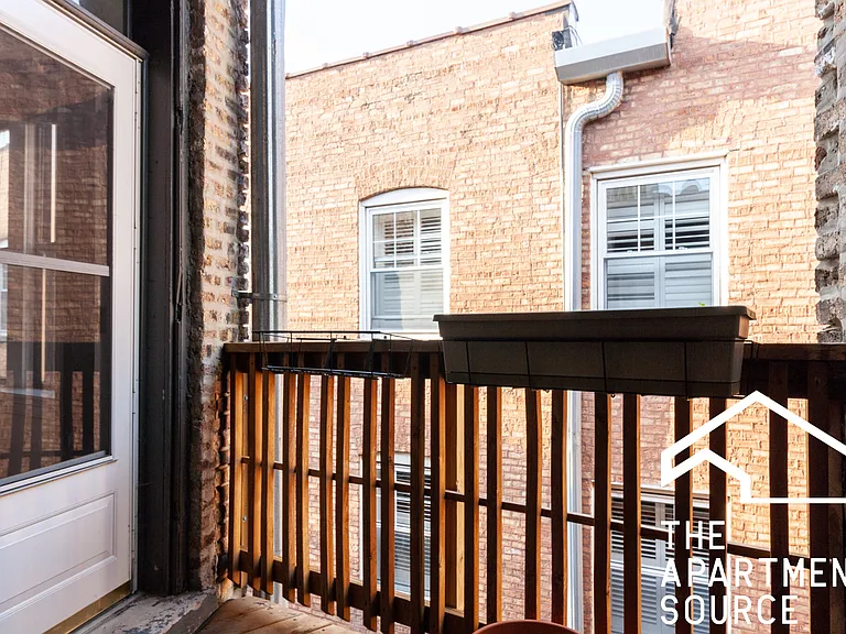 622 W Roscoe St #3B — Photo 8