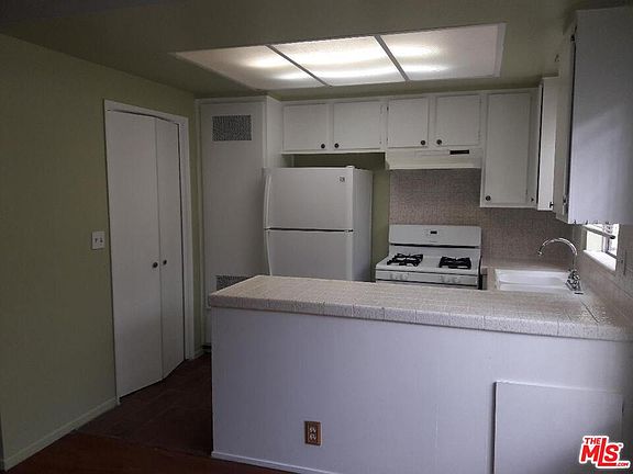 4th image of 1233 Tamarind Ave