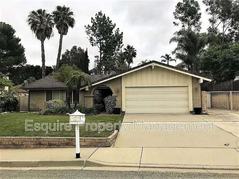 3104 Charlotte St — Photo 1