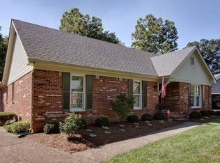 302 Lyndonwoods Cir, Lyndon, KY 40222
