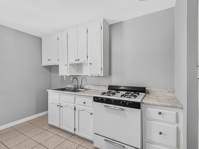 445 W 15th St — Photo 44
