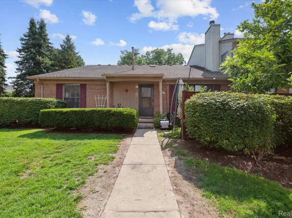 38819 Country Cir, Farmington, MI 48331