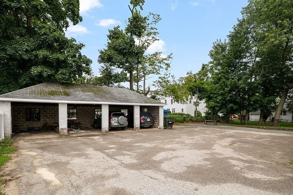 2 bed, 900 sqft, $2,400 — Photo 2