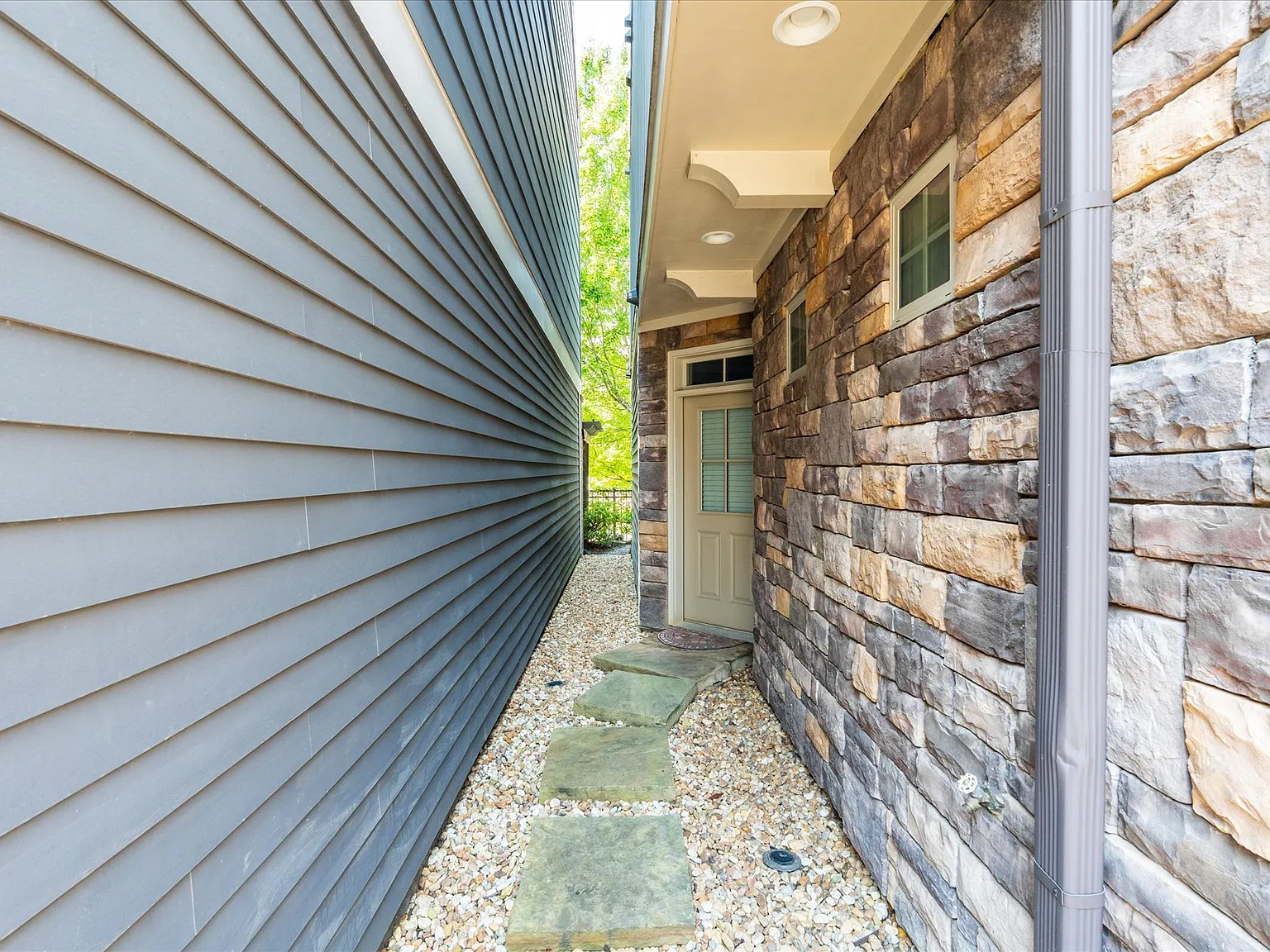 3 bed, 3.5 bath, 2010 sqft, $2,995 — Photo 3