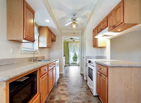 4th image of 2700 Cambridge Dr