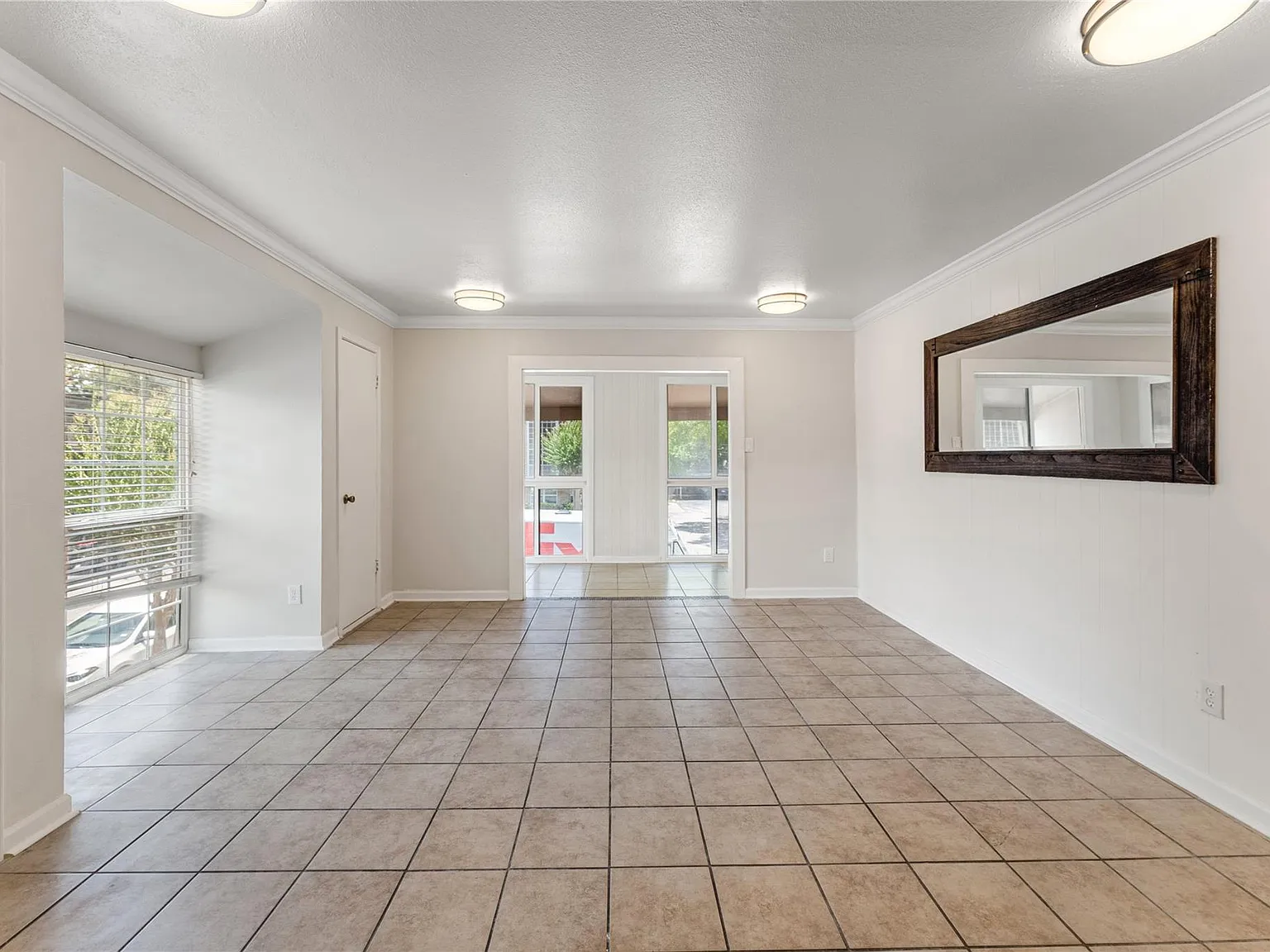 3 bed, 2.0 bath, 1246 sqft, $2,300 — Photo 4