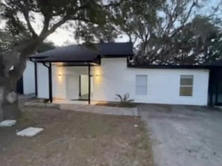 11891 Lakewood Dr — Photo 2