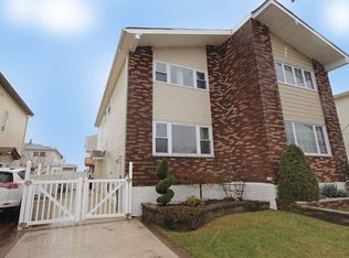 22 Strawberry Ln, Staten Island, NY 10312