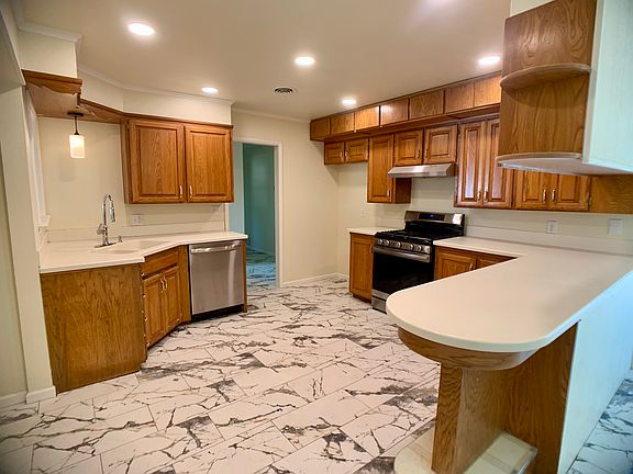 Beautiful kitchen, eat at bar