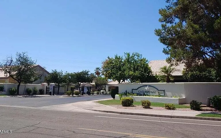 1038 N Columbus Dr — Photo 2