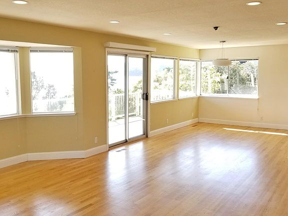 Living Room/Dining Area
