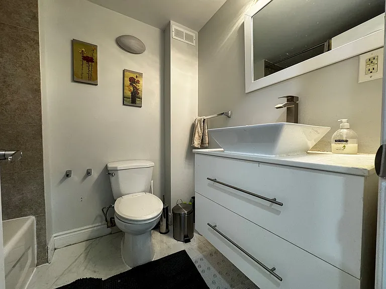 121 University Ave E #2 — Photo 9