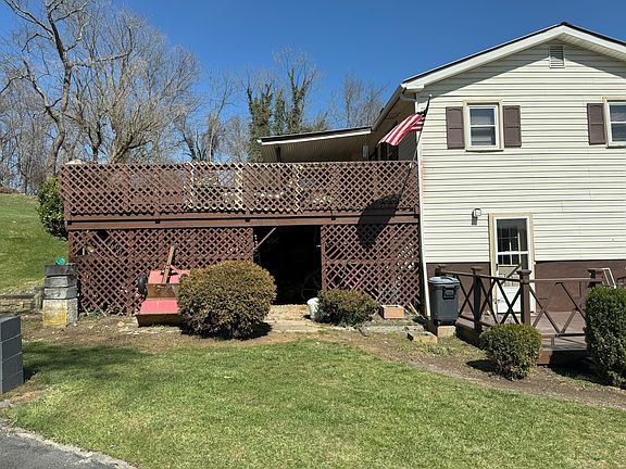 5th image of 157 Oak St
