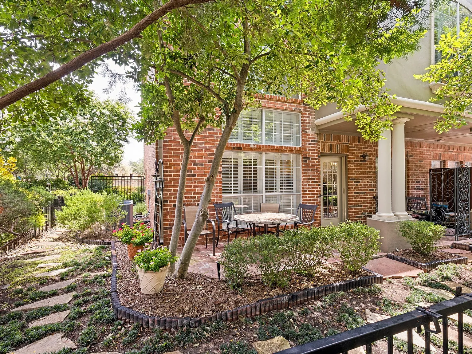3 bed, 2.5 bath, 2215 sqft, $3,400 — Photo 3