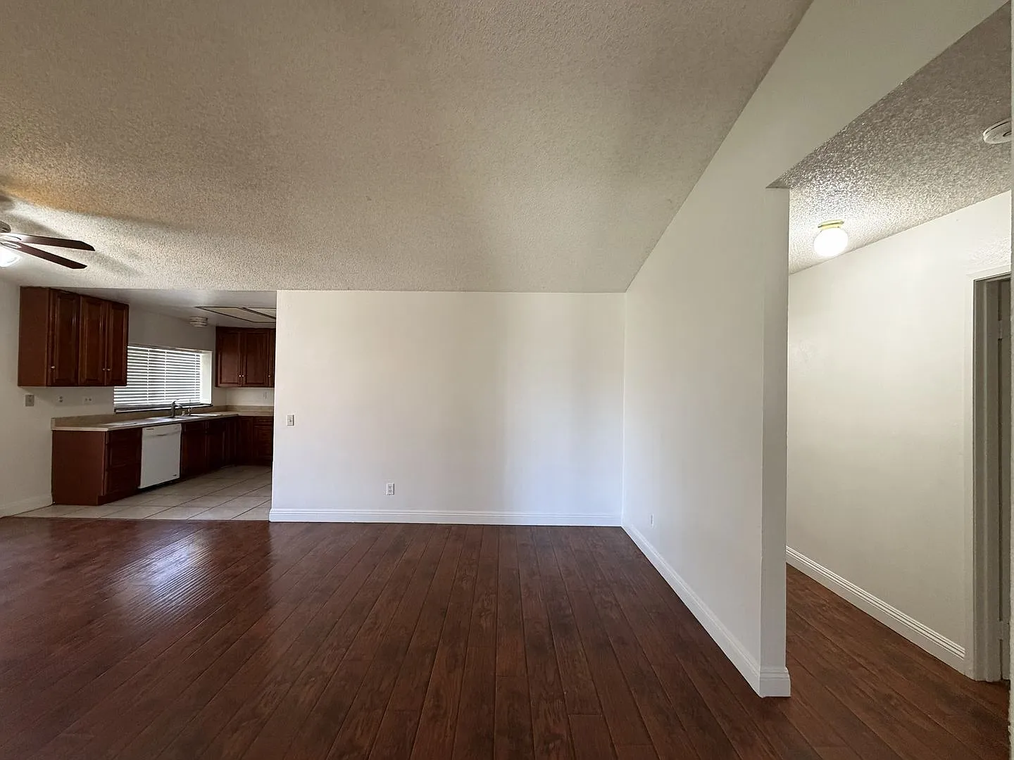Available Now Spacious 5 Bedroom in Bloomington — Photo 4