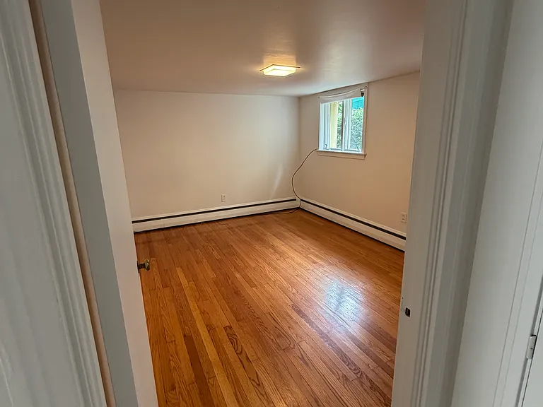 1517 Quincy Ave — Photo 9