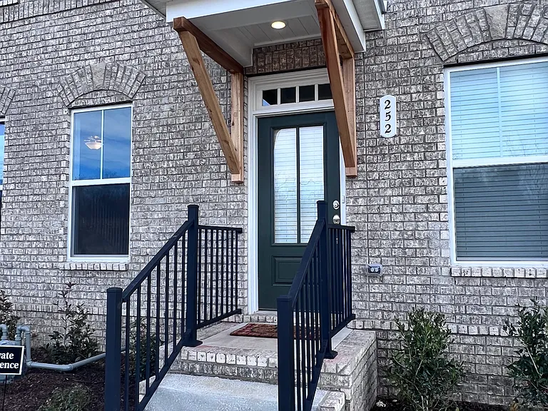 252 Ben Hill Dr — Photo 1