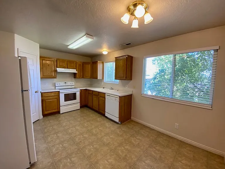 180 E 100 N — Photo 10