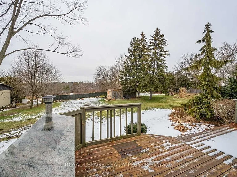 577 Dundas St E — Photo 17