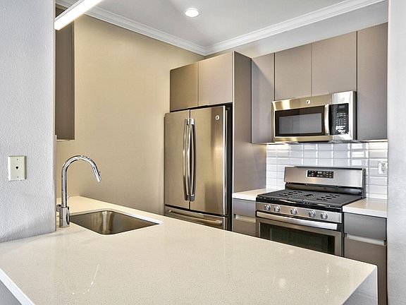 5th image of 667 S Detroit St APT 208