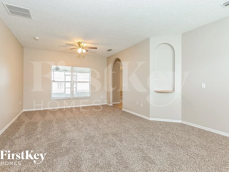 927 Cannes Dr — Photo 3