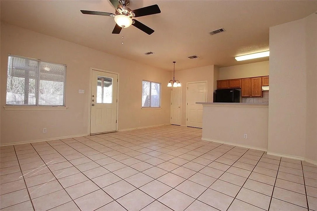 3 bed, 3.5 bath, 1396 sqft, $1,750 — Photo 3