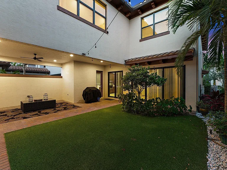1077 Faulkner Ter — Photo 63