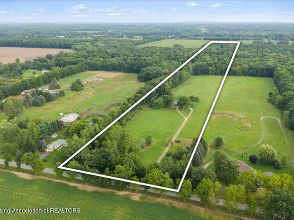 669 Brogan Rd, Stockbridge, MI 49285