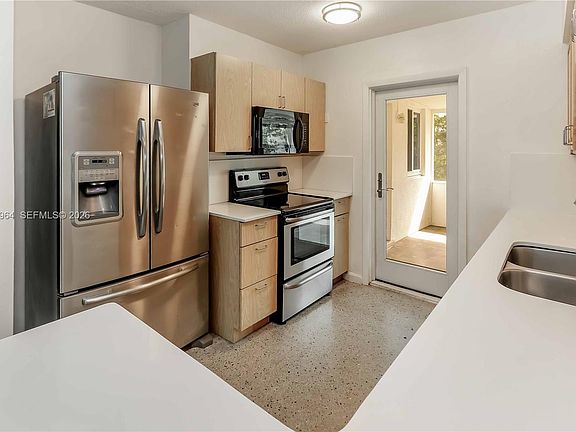 4th image of 206 NE 5th Ave