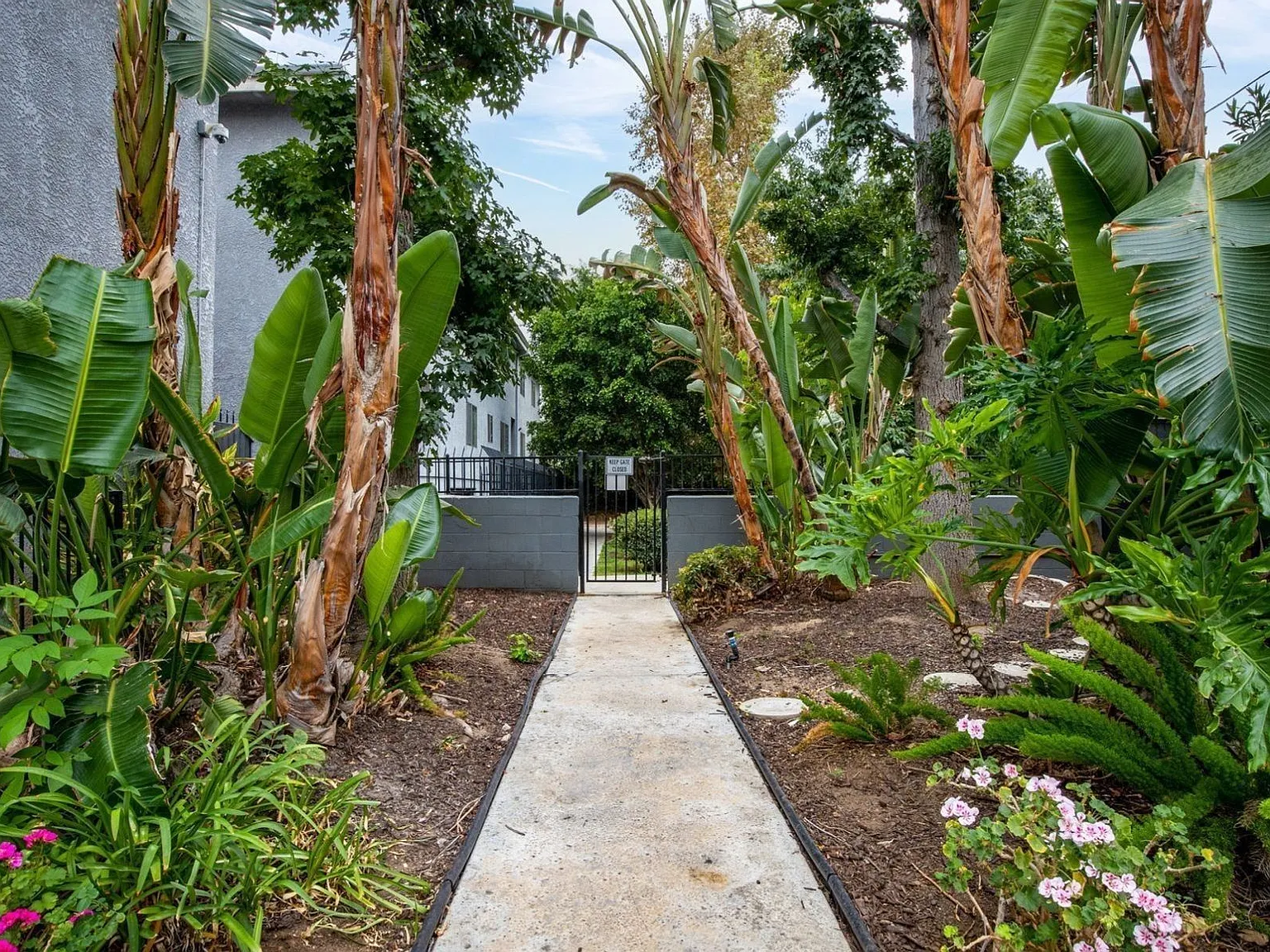 6651 Haskell Ave — Photo 4