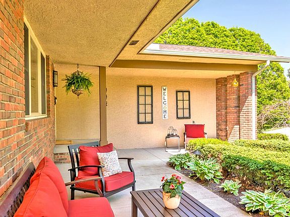 3rd image of 445 Fairlawn Dr