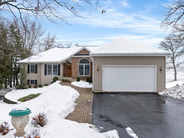 423 Holiday Dr, Somonauk, IL 60552