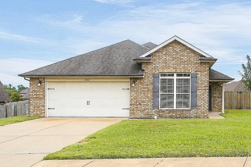 3 bed, 2.0 bath, 1402 sqft, $1,820 — Photo 1