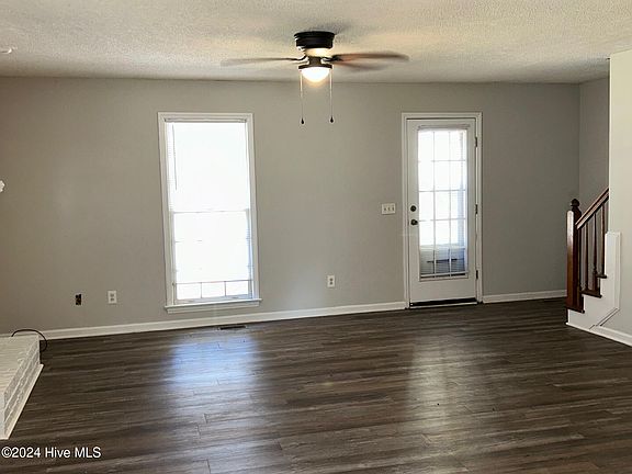 5th image of 696 Fox Chase Ln