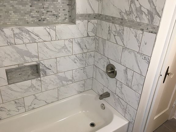 5th image of 1330 N Gladstone Ave
