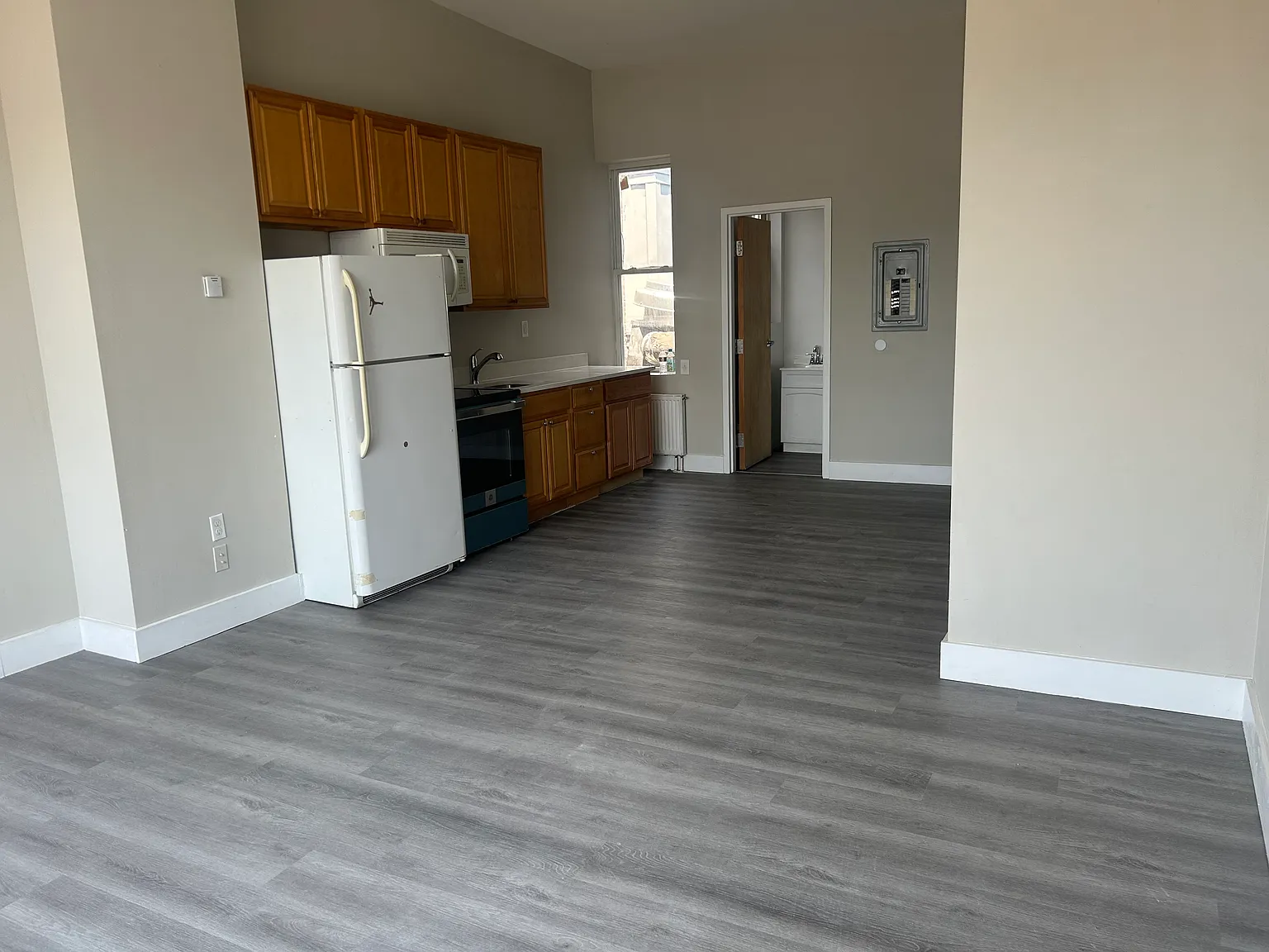 Studio, $990 — Photo 3