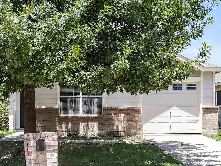 1303 Macaw Ct — Photo 1