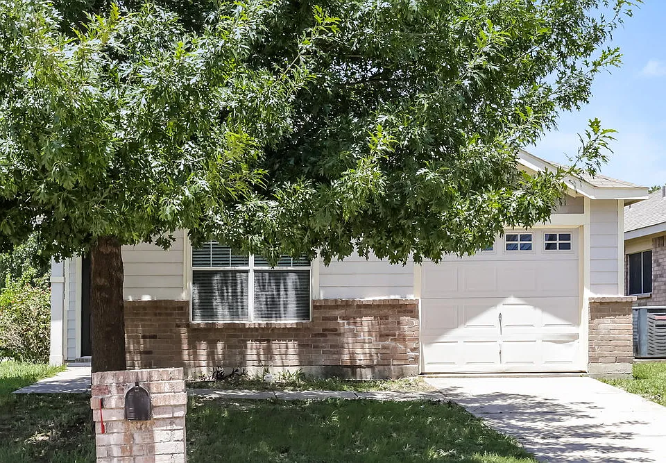 1303 Macaw Ct