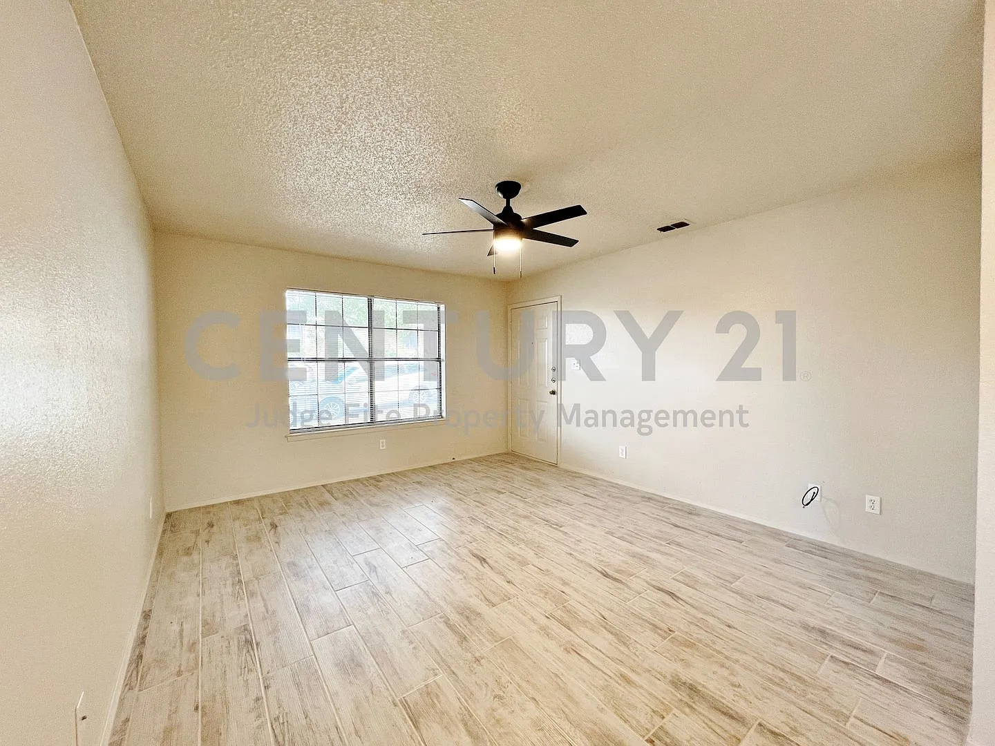 Adorable 2/2 Duplex in Weatherford For Rent! — Photo 3