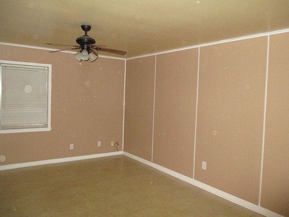 4th image of 704 Lakeshore Dr