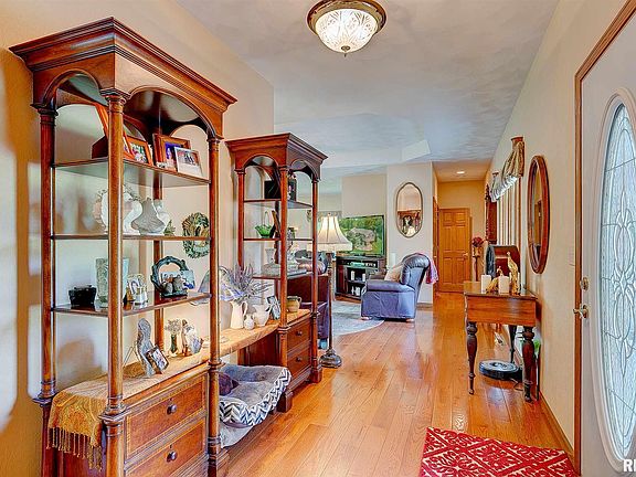 5th image of 411 Old Towne Ct